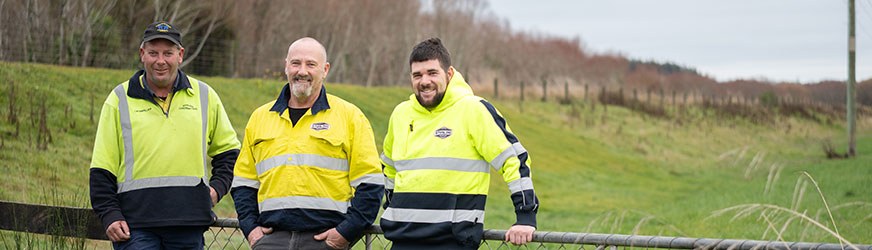 Shane (centre) works alongside his stepson Raymond Stirling (right) and Nathan Clarke (left), who has been with Stirling Contracting for 38 years. During the past year, they’ve been working to improve Environment Southland’s flood banks on the Aparima and Ōreti Rivers.